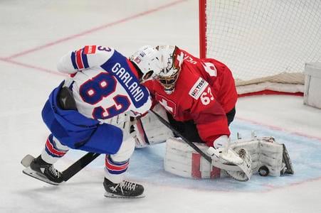 Švajčiarsky brankár Leonardo Genoni vychytal nájazd Američana Conora Garlanda vo finále MS 2025, na zlato to nakoniec nestačilo.