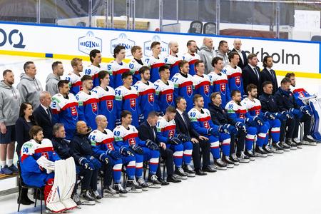 Na snímke slovenskí hokejisti a realizačný tím absolvujú spoločné fotenie počas MS v hokeji 2025.