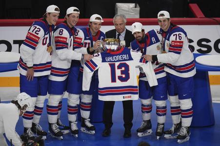 Americkí hráči držia trofej a dres zosnulého spoluhráča Johnnyho Gaudreaua po tom, ako získali titulu po ich víťazstve nad Švajčiarskom 1:0 po predĺžení zápasu vo finále Švajčiarsko - USA na MS 2025 v hokeji.
