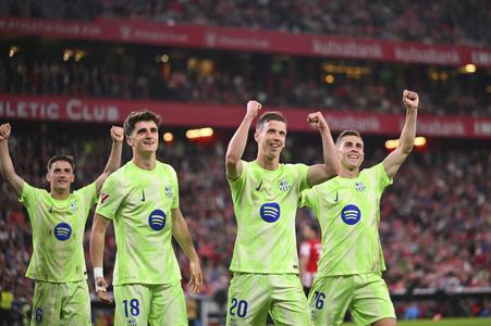 Hráč Barcelony Dani Olmo (20) oslavuje so spoluhráčmi po tom, ako strelil tretí gól vo futbalovom zápase španielskej ligy La Liga Athletic Bilbao - FC Barcelona.