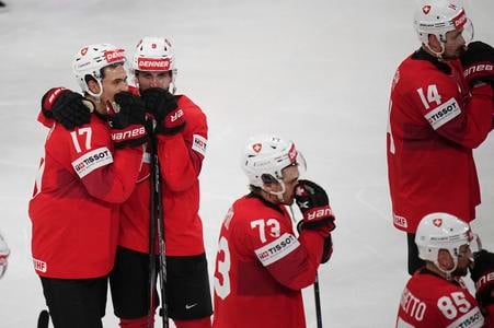 Smutní švajčiarski hokejisti po finálovej prehre na MS 2025 vo Štokholme.