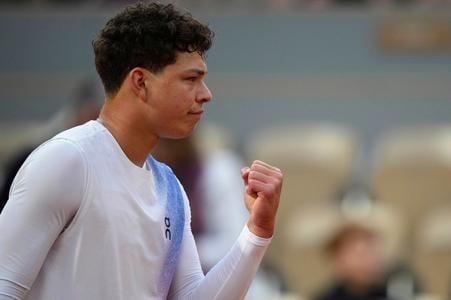 Americký tenista Ben Shelton sa teší po víťaznej výmene v zápase 1. kola French Open s Talianom Lorenzom Sonegom.