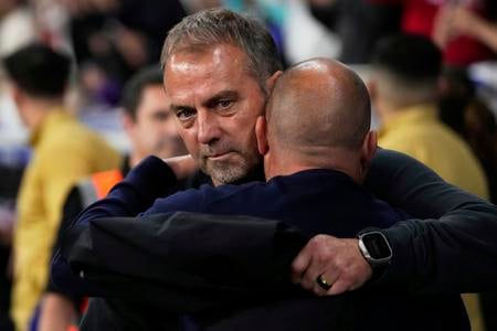 Hansi Flick (vľavo) v objatí s trénerom Espaňolu Barcelona Manolom Gonzalezom.