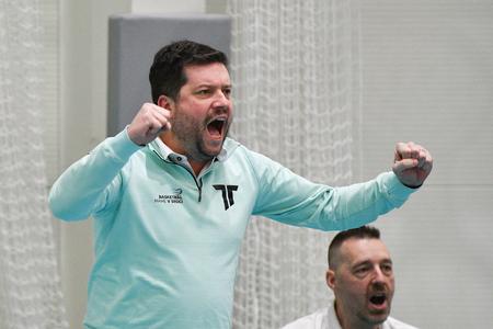Generálny manažér a tréner basketbalistiek BK AS Trenčín Richard Ďorďai má radosť po barážovom dvojzápase o účasť v extralige.