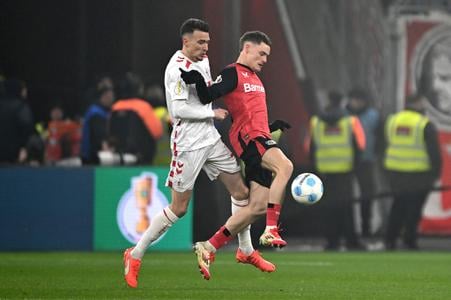 Florian Wirtz  (vpravo) bojuje o loptu s Dejanom Ljubičičom z Kolína v zápase štvrťfinále Nemeckého pohára Bayer Leverkusen - 1. FC Kolín.