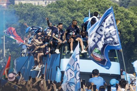 Futbalový tím SSC Neapol oslavuje v otvorenom autobuse svoj štvrtý titul v talianskej Serii A.
