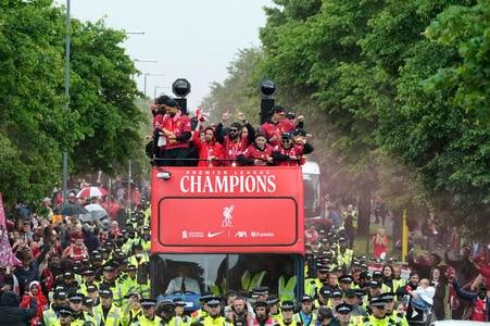 Futbalový tím FC Liverpool oslavuje v otvorenom autobuse zisk titulu v Premier League v uliciach Londýna.