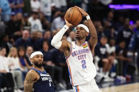 Shai Gilgeous-Alexander (vpravo) a hráč  Minnesoty Timberwolves Nickeil Alexander-Walker počas 4. zápasu finále play off Západnej konferencie  NBA Minnesota Timberwolves - Oklahoma City Thunder v Minneapolise.