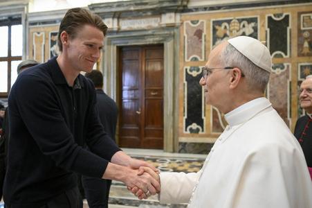Futbalista SSC Neapol Scott McTominay a pápež Lev XIV. si podávajú ruky počas súkromnej audiencie s talianskym futbalovým tímom vo Vatikáne.