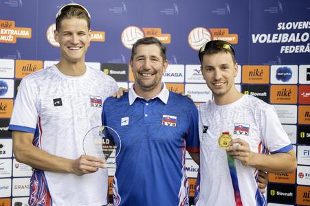 Slovenskí reprezentanti v plážovom volejbale Ľuboš Nemec (vpravo) a Adrián Petruf s trénerom Petrom Vargom.