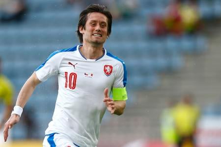 Na archívnej snímke z 27. mája 2016 český futbalista Tomáš Rosický reaguje počas priateľského zápasu proti Malte v nemeckom Kufsteine.