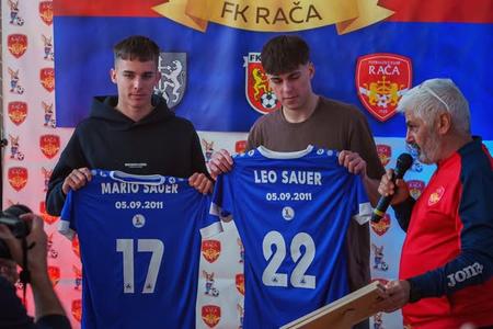 Tréner Pavol Máťuš (vpravo) privítal svojich slávnych odchovancov v decembri minulého roka na pôde račianskeho klubu a obdaroval ich pamätnými dresmi.