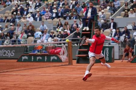 Srbský tenista Novak Djokovič odvracia loptičku Američanovi Mackenziemu McDonaldovi počas zápasu 1. kola mužskej dvojhry na grandslamovom turnaji Roland Garros v Paríži.