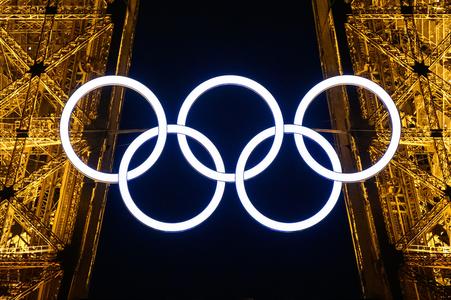 Na snímke Eiffelova veža s olympijskými kruhmi.
