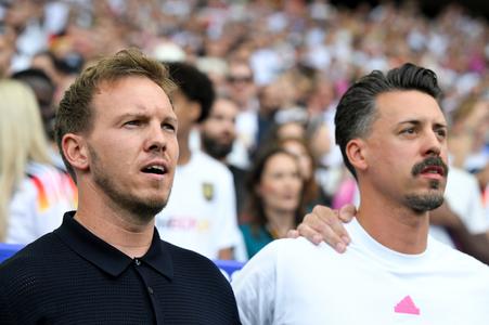 Julian Nagelsmann (vľavo) a jeho asistent Sandro Wagner (vpravo).