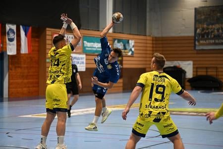 Na snímke zľava Marek Páleš (Bojnice), Adrian Gábriš (DAC) a Tomáš Bogár (Bojnice).