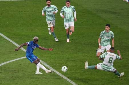 Hráč Chelsea Moises Caicedo strieľa štvrtý gól svojho tímu počas finálového zápasu.