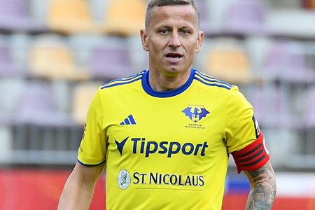Je jediným štyridsiatnikom, ktorý skóroval v najvyššej súťaži. Žofčákovi chýba na prelomenie magickej hranice len 7 zápasov