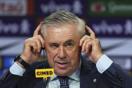 Nový tréner brazílskej futbalovej reprezentácie Carlo Ancelotti počúva otázky počas tlačovej konferencie k nominácii na zápasy kvalifikácie MS 2026 v Riu de Janeiro.