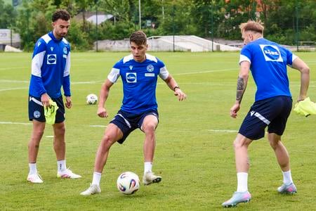 Adam Obert pracuje s loptou za dohľadu dvojice Nebyla - Javorček.
