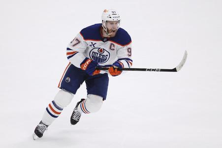 Center Connor McDavid z Edmontonu Oilers sa raduje z gólu počas piateho zápasu finále Západnej konferencie zámorskej NHL.