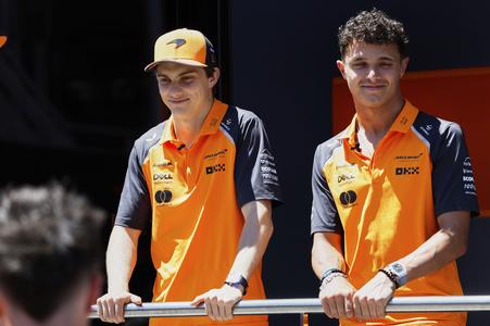 Oscar Piastri a Lando Norris pred fotografmi na Veľkej cene Španielska. AP Photo/Joan Monfort