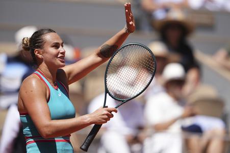 Bieloruská tenistka Arina Sobolenková oslavuje po jej výhre nad Srbkou Olgou Danilovičovou v 3. kole dvojhry žien na grandslamovom tenisovom turnaji Roland Garros.