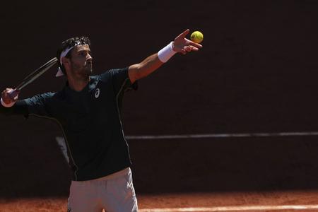 Taliansky tenista Lorenzo Musetti podáva na Argentínčana Mariana Navoneho v 3. kole mužskej dvojhry na grandslamovom turnaji Roland Garros.