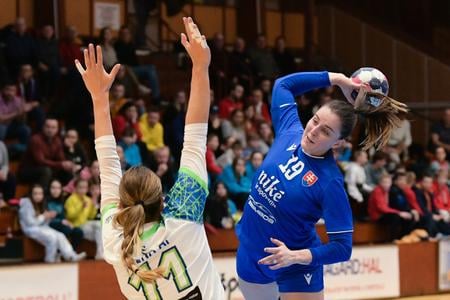 Na snímke zľava Ana Abinaová (Slovinsko) a Adriána Holejová (Slovensko) v prípravnom zápase v hádzanej žien Slovensko - Slovinsko.