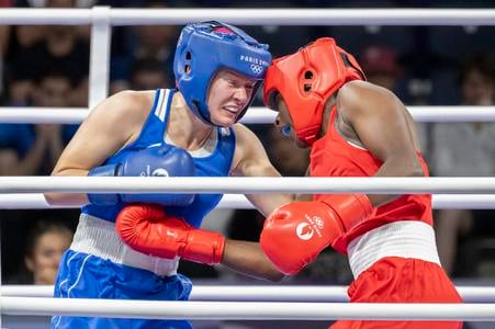 Na snímke slovenská boxerka Jessica Triebeľová (vľavo) a Alcinde Lucas dos Santosová z Mozambiku počas olympijských hier v Paríži.