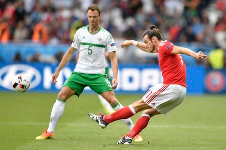 Jonny Evans (v bielom drese) počas Eura 2016 v drese Severného Írska.