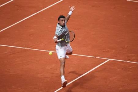 Francúzsky tenista Arthur Fils odvracia loptičku Jaumemu Munarovi zo Španielska v 2. kole mužskej dvojhry na grandslamovom turnaji Roland Garros.