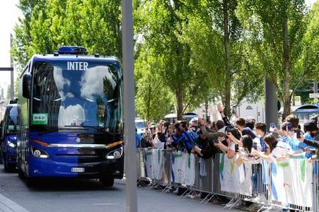 Na snímke autobus s hráčmi tímu Inter Miláno prichádza do hotela pred finále Ligy majstrov.
