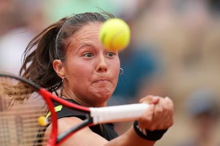 Austrálska tenistka Daria Kasatkinová odvracia úder Španielky Pauly Badosovej v zápase 3. kola ženskej dvojhry na grandslamovom turnaji Roland Garros.