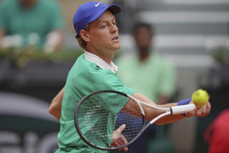Taliansky tenista Jannik Sinner odvracia úder Jiřího Lehečku z Česka počas zápasu 3. kola mužskej dvojhry na grandslamovom turnaji Roland Garros v Paríži.