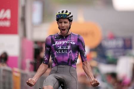 Austrálsky cyklista Christopher Harper z tímu Jayco Alula víťazí v 20. horskej etape pretekov Giro d'Italia v Sestriere.