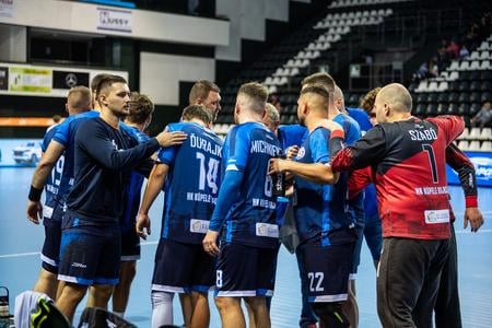 Na snímke hráči Bojníc počas oddychového času v zápase 1. kola Niké Handball Extraligy v hádzanej mužov Tatran Prešov - HK Kúpele Bojnice.