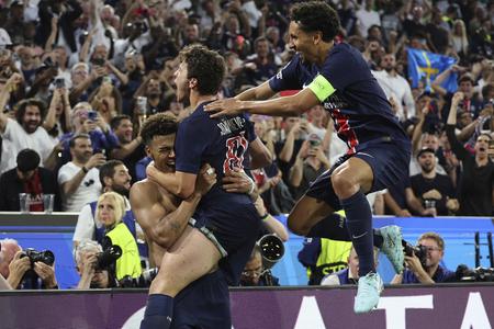 Hráč PSG Desire Doue (vľavo) sa teší po strelení tretieho gólu svojho tímu vo finálovom zápase futbalovej Ligy majstrov medzi Parížom Saint-Germain a Interom Miláno