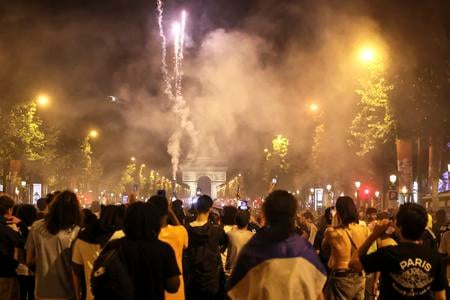 Oslavy fanúšikov PSG na Champs-Elysees v Paríži.