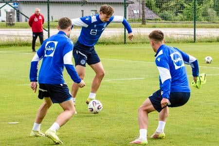 Dominik Hollý (s loptou) počas kempu reprezentačného výberu do 21 rokov v rakúskom Windischgarstene rieši i svoju klubovú budúcnosť.