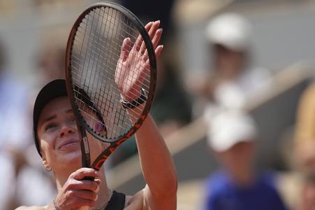 Ukrajinská tenistka Jelina Svitolinová sa teší z výhry nad Jasminou Paoliniovou z Talianska v osemfinále ženskej dvojhry na grandslamovom turnaji Roland Garros v Paríži.