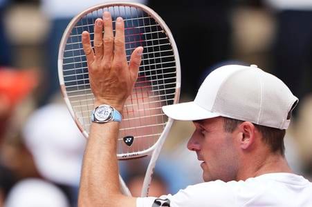 Americký tenista Tommy Paul sa teší z výhry proti Alexeiovi Popyrinovi z Austrálie v osemfinále mužskej dvojhry na grandslamovom turnaji Roland Garros v Paríži.