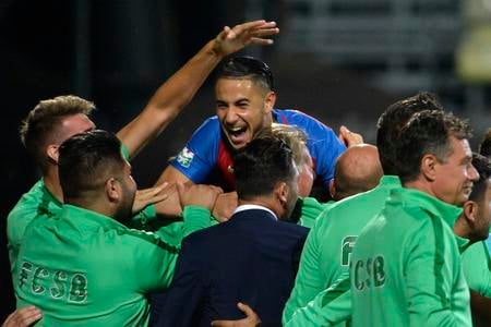 Uprostred Nicolae Stanciu (Steaua) oslavuje so spoluhráčmi gól