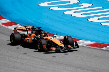 Austrálsky jazdec McLarenu Oscar Piastri.