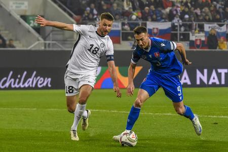 Róbert Boženík (vpravo) v jesennom zápase proti Estónsku.
