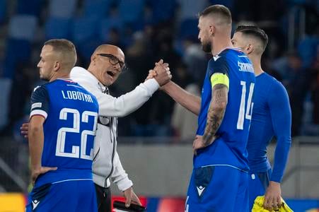 Druhý zľava tréner Slovenska Francesco Calzona ďakuje svojim hráčom vľavo Stanislav Lobotka a vpravo Milan Škriniar po zápase.