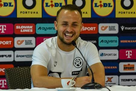 Stanislav Lobotka mal napriek zraneniu dobrú náladu.