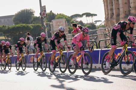 Brit Simon Yates v ružovom drese šliape do pedálov so svojím tímom počas poslednej etapy cyklistických pretekov Giro d'Italia.
