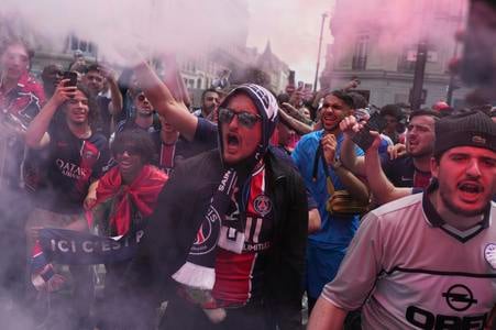 Fanúšikovia Paríža Saint Germain smerujú na bulvár Champs-Élysées.