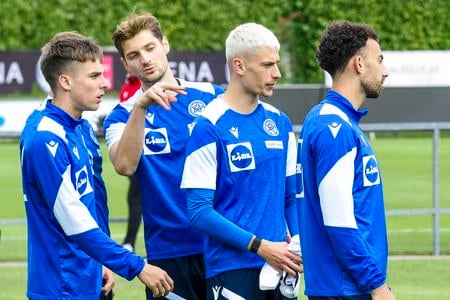 Sebastian Kóša (druhý zľava) sa so spoluhráčmi pripravuje vo Windischgarstene na Euro.